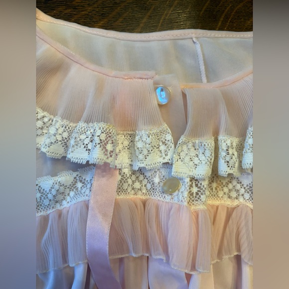 Vintage 50s 60s pastel pink bed jacket with the cutest white ruffles - Picture 2 of 4